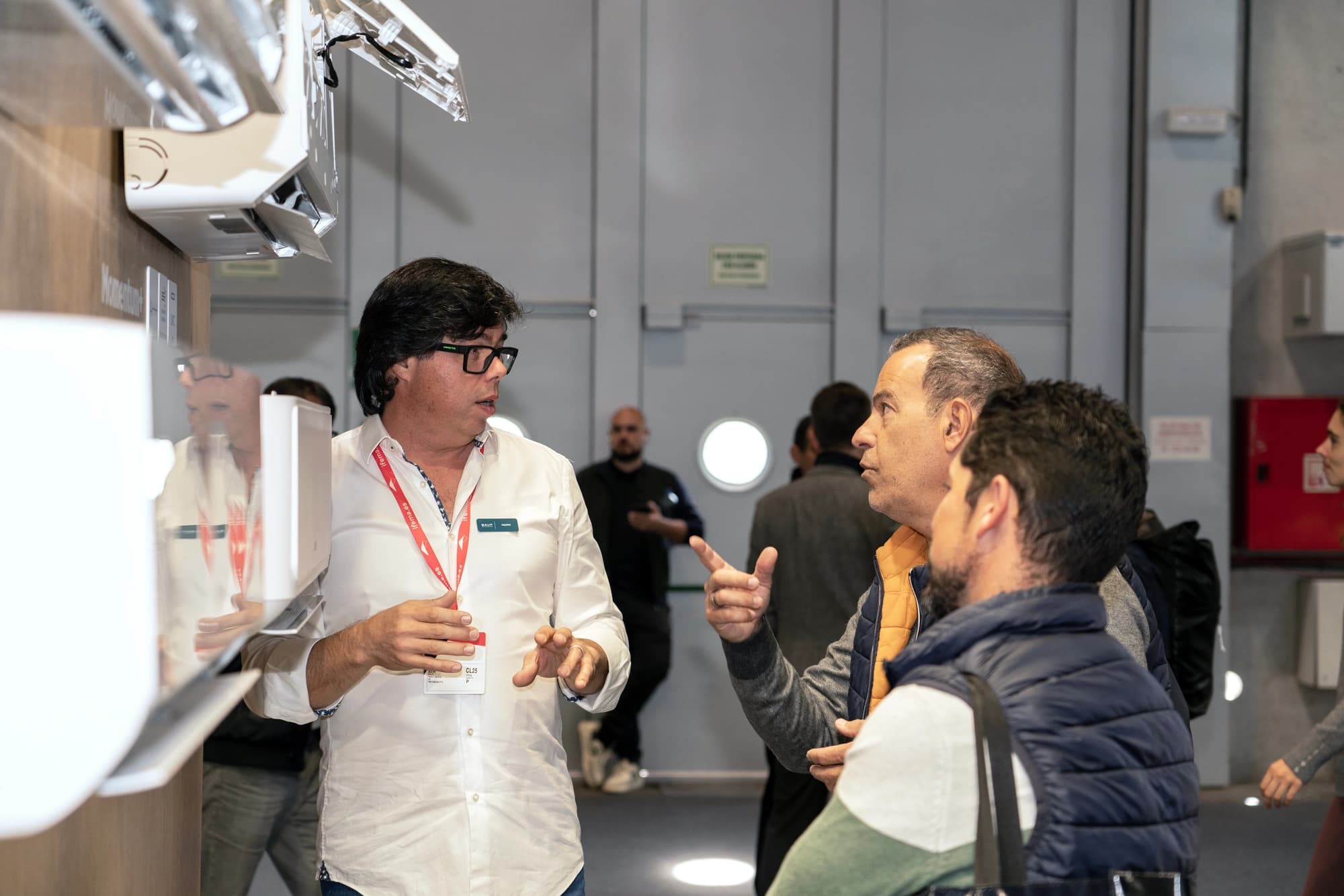 Um especialista da BAUF a explicar o equipamento a instaladores num stand de feira